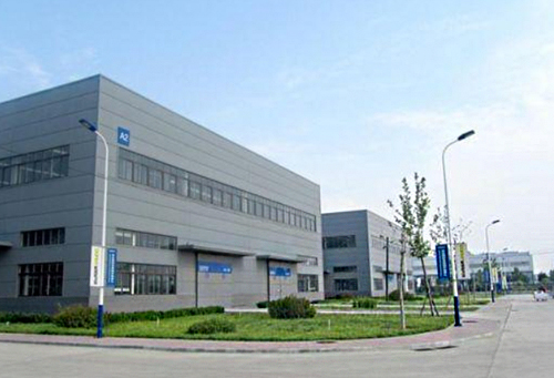 霸州市萱源塑料制品取得塑料制品清洗裝置，方便將塑料制品輸送到水箱內噴淋清洗，從而節約水資源:塑料制品